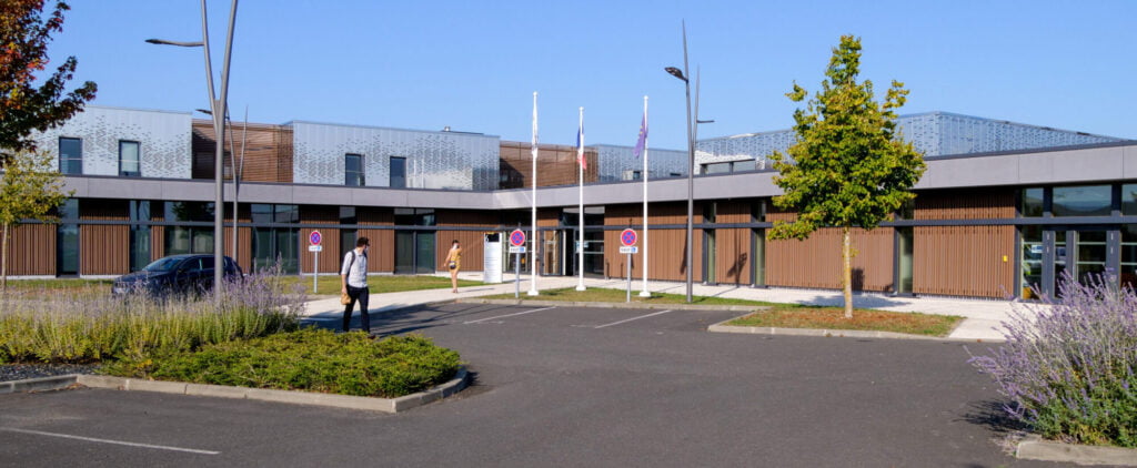 Façade de l'Hôtel communautaire Touraine Vallée de l'Indre, Sorigny, vue du parking avec 2 personnes à pied, © Ghislain RENIER