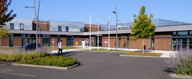 Façade de l'Hôtel communautaire Touraine Vallée de l'Indre, Sorigny, vue du parking avec 2 personnes à pied, © Ghislain RENIER
