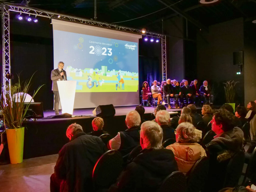 La scène du Domaine de Thais à Sorigny avec Eric LOIZON, le diaporama et les 22 maires, vue gauche