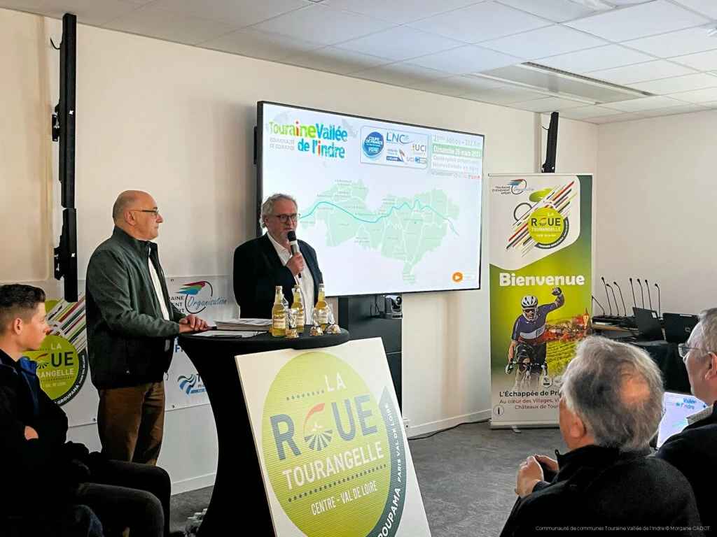 Eric Loizon parle au micro lors du lancement de la Roue Tourangelle 2023