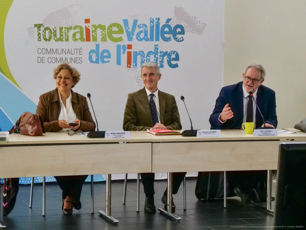 Monsieur Patrice LATRON, Préfet d’Indre et Loire, et Madame Nadia SEGHIER, secrétaire générale et sous-préfète de l’arrondissement de Tours, Eric LOIZON, Président de Touraine Vallée de l’Indre assis côte à côte