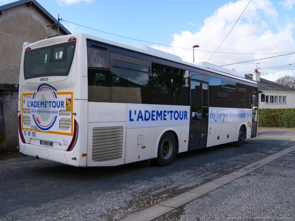 Photo du bus "L'ADEME'TOUR". On peut lire sur le bus "L'ADEME'TOUR des énergies renouvelables".