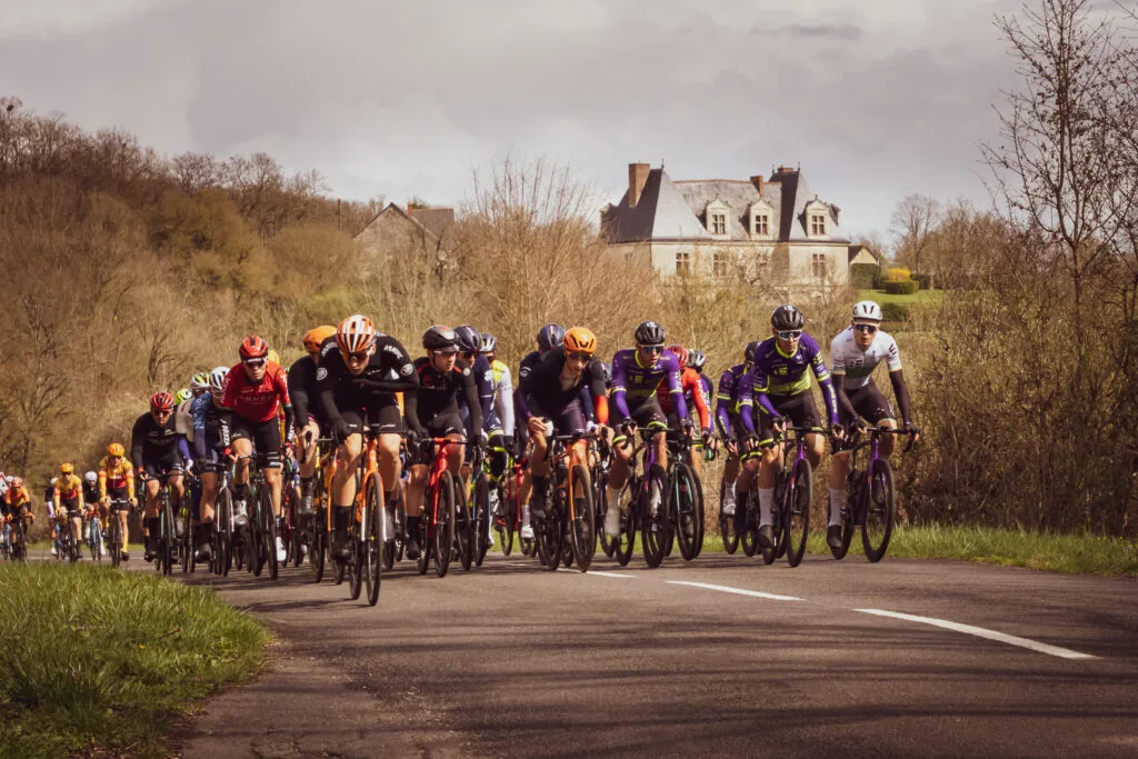 1er prix - L'objectif photo de Cédric // Le peloton de la Roue Tourangelle passant devant le Manoir de Vonnes