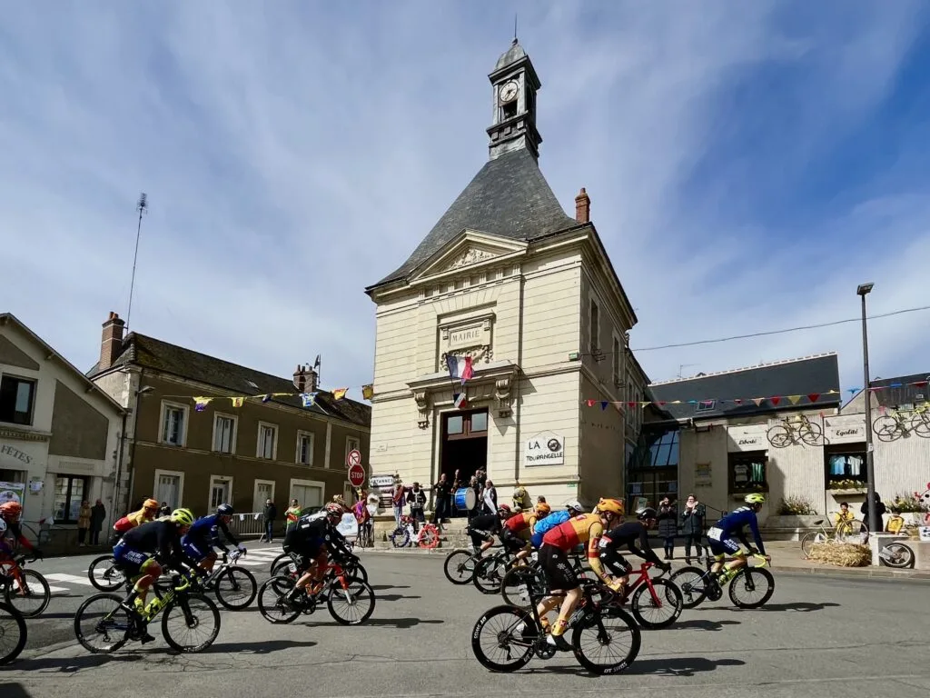 photo de Serge Discepoli mettant en valeur les coureurs devant la mairie d’Artannes-sur-Indre
