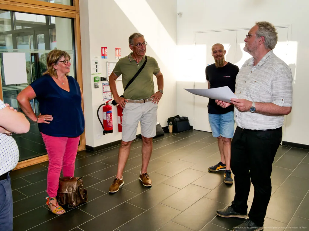 Eric Loizon, Président de Touraine Vallée de l’Indre accompagné par Frédéric Dupey, Vice-président en charge des sports, Isabelle Delacôte Vice-présidente en charge de la culture et du patrimoine ainsi que des élus communautaires ont remis 2 places pour Terres du Son à Cédric Gersant et 4 places pour une balade en bateau avec les Pêcheries Ligériennes à Serge Discepoli.