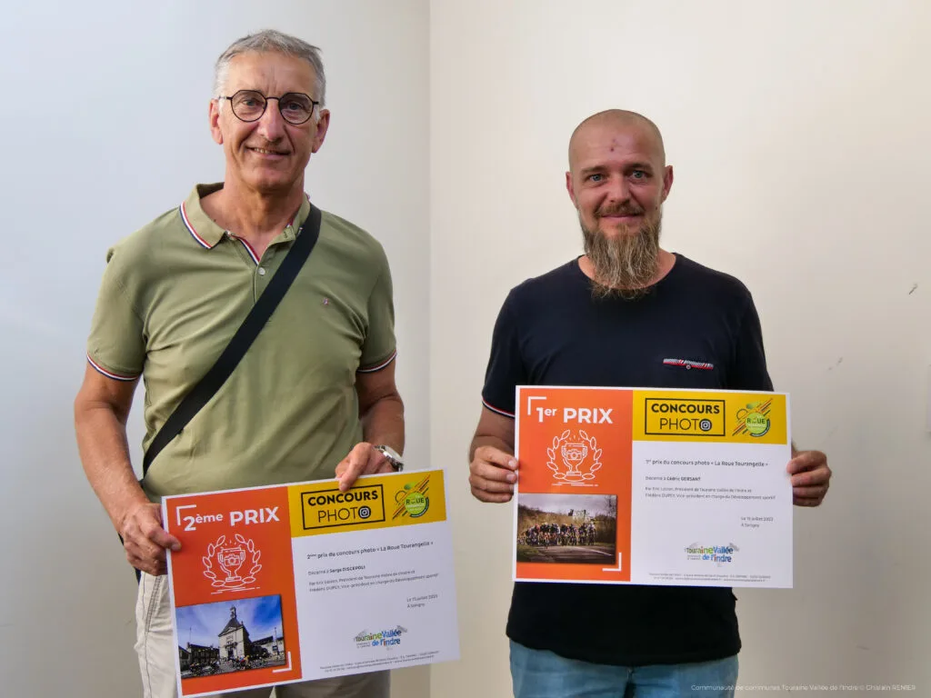 Serge Discepoli et Cédric Gersant posent pour la photo avec leur prix