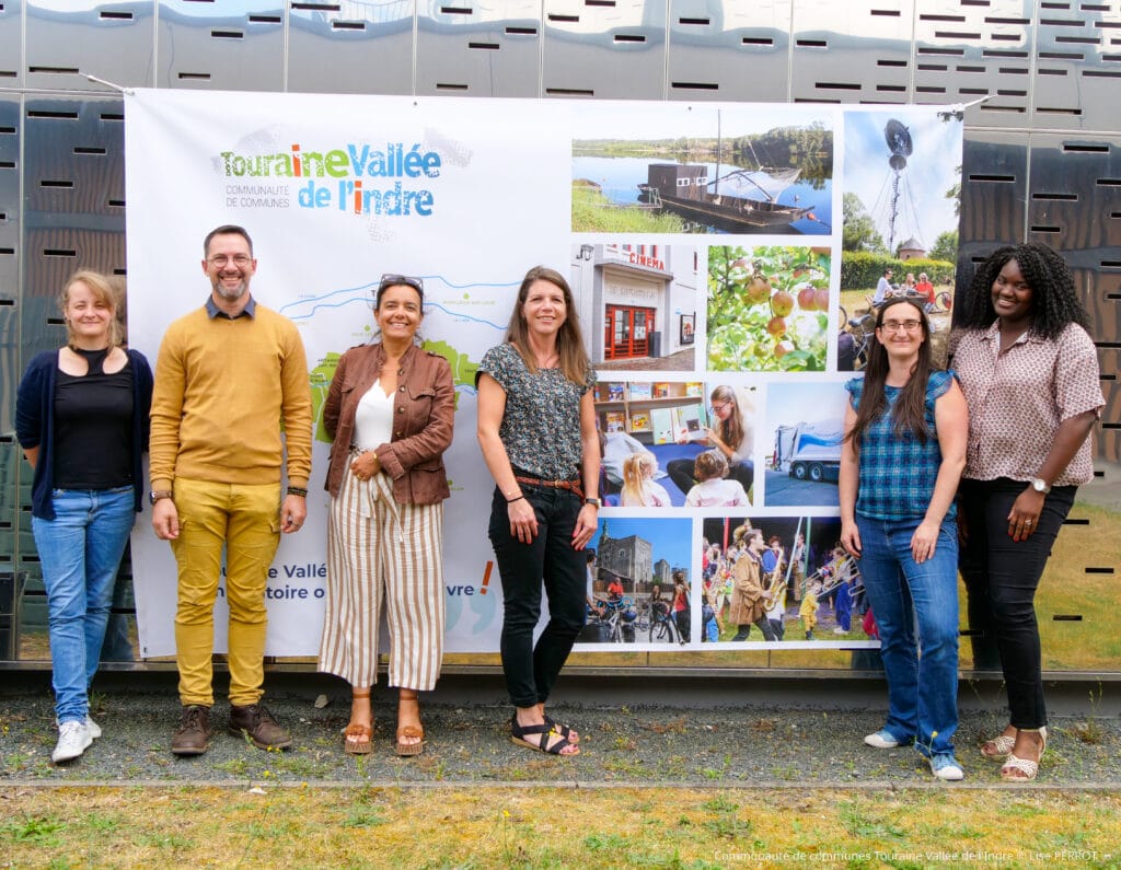 Photo du groupe de travail de Touraine Vallée de l'Indre ayant travaillé sur le projet de stand Terres du Son 2023. 6 agents de la Communauté de communes ont travaillé ensemble et sont présents sur la photo.