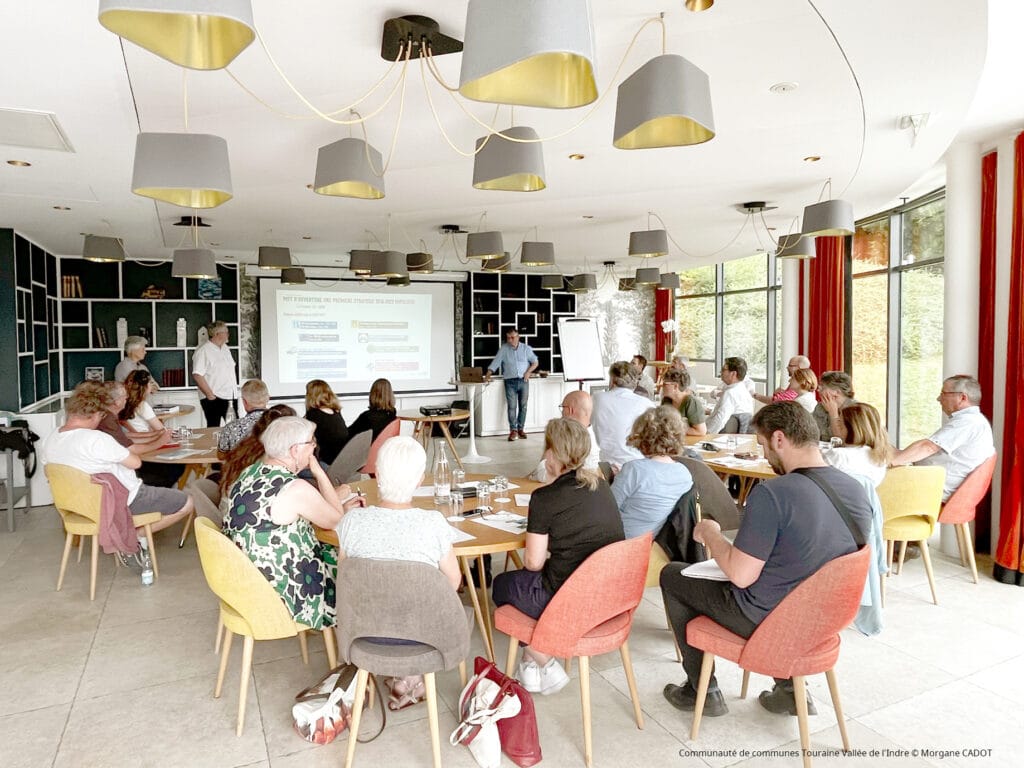 Photo de l'ensemble des personnes présentent lors du séminaire consacré à l'élaboration de la nouvelle stratégie touristique de Touraine Vallée de l'Indre.