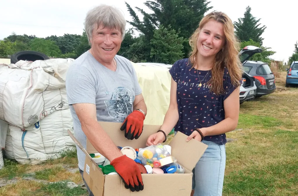 Photo de Laurie, Animatrice environnement à Touraine Vallée de l'Indre, qui dépose les bouchons recolletés à l'association.