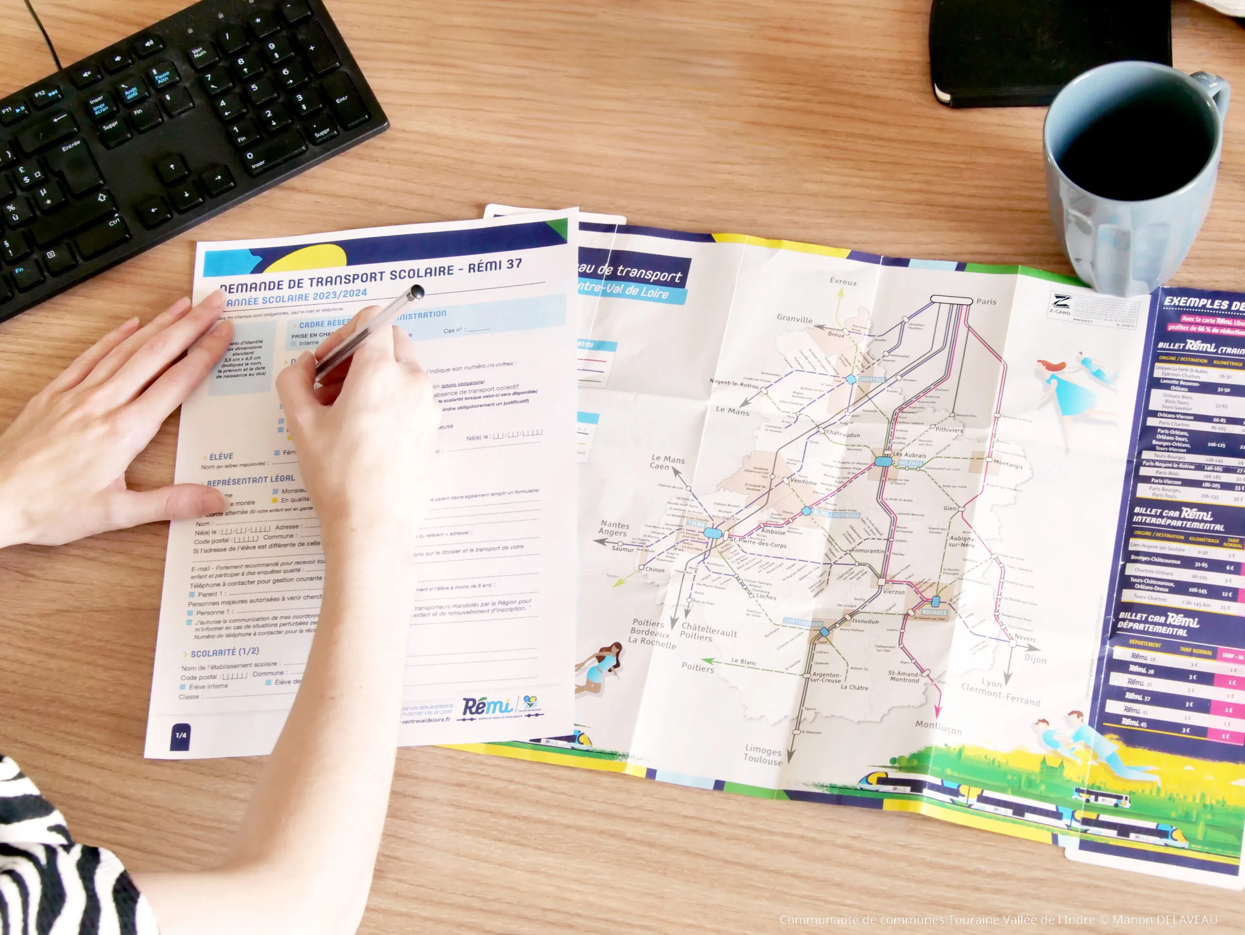 Photo d'une personne entrain de remplir une demande d'inscription pour le service de transport scolaire.