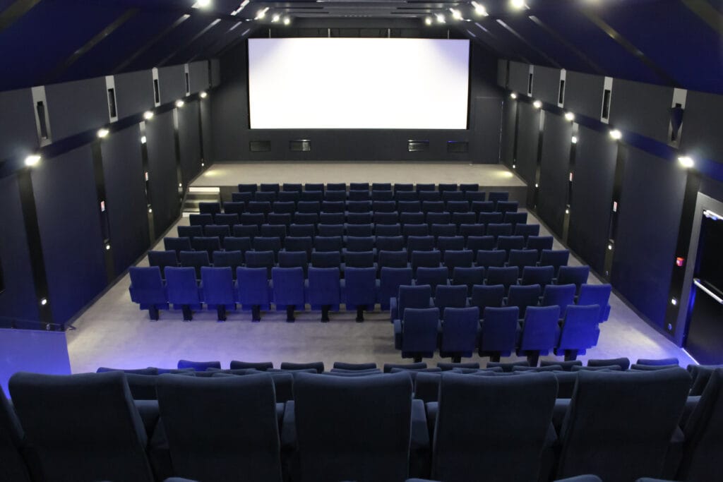 Vue intérieure de la salle de Cinéma Le Générique de Montbazon