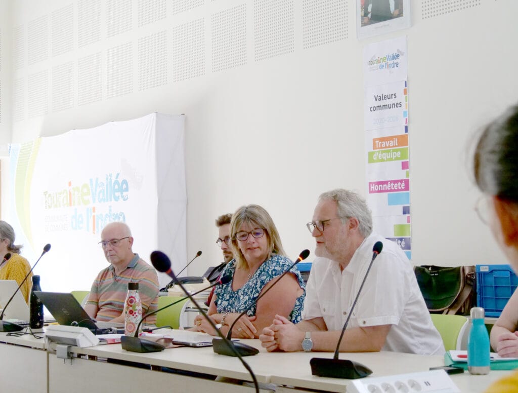 Photo d'Eric Loizon, Président de Touraine Vallée de l'Indre, au micro et d'Isabelle Delacôte, Vice-Présidente en charge de la Culture.