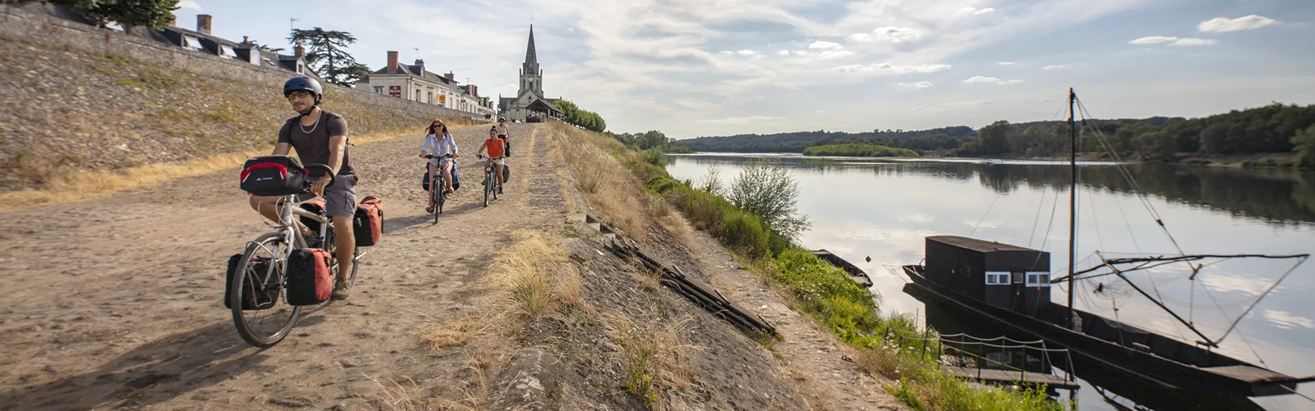 Cyclistes en randonnée sur les bords de Loire à Bréhémont © David Darrault