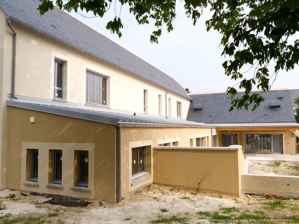 Photo de l'extérieur du futur ALSH de Montbazon en cours de travaux.