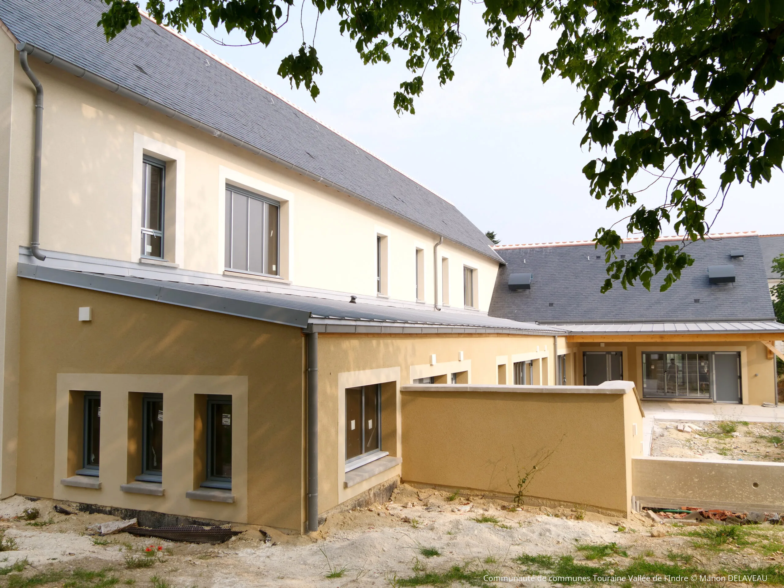 Photo de l'extérieur du futur ALSH de Montbazon en cours de travaux.