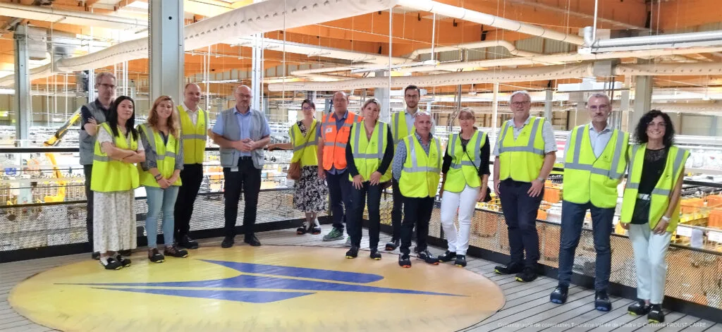Photo des participants aux petit déjeuner, avec la présence du Président de Touraine Vallée de l'Indre, Eric Loizon, lors de la visite du centre de tri La Poste.