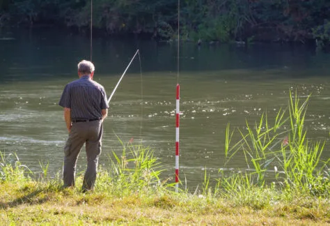 Pêcheur dans l'Indre à Veigné © Ghislain Renier