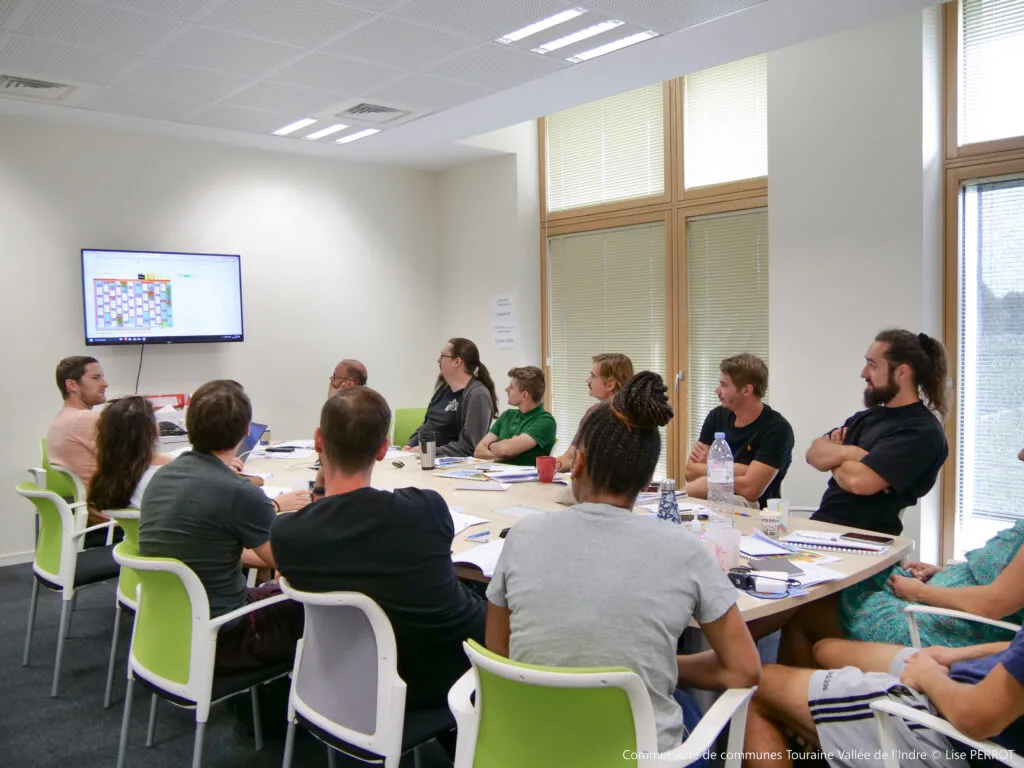 Photo prise lors de la réunion de rentrée des agents du service jeunesse, on peut y voir les participants assis autour d'une table.