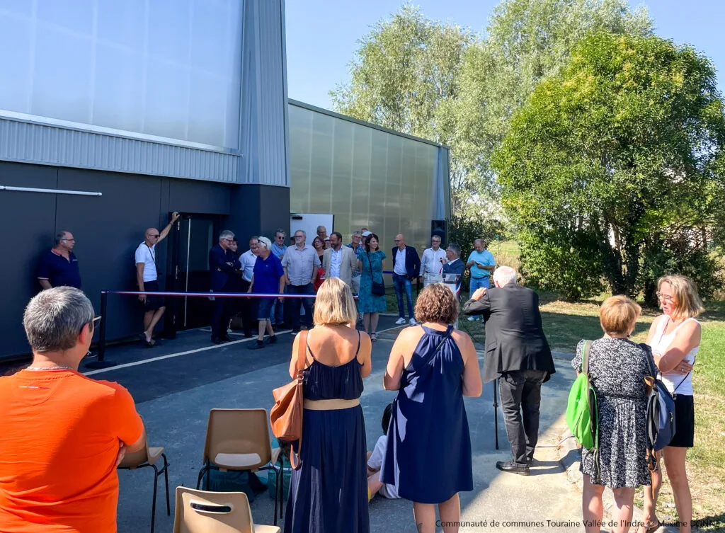 Photo prise lord de l'inauguration du Gymnase et de l'Accueil Ados de Saint-Branchs. On peut voir Patrick Nathié, Maire de Saint-Branchs, ainsi qu'Eric Loizon, Président de Touraine Vallée de l'Indre (entre autres).
