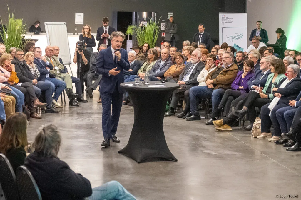 Photo de Christophe Béchu devant son audience.