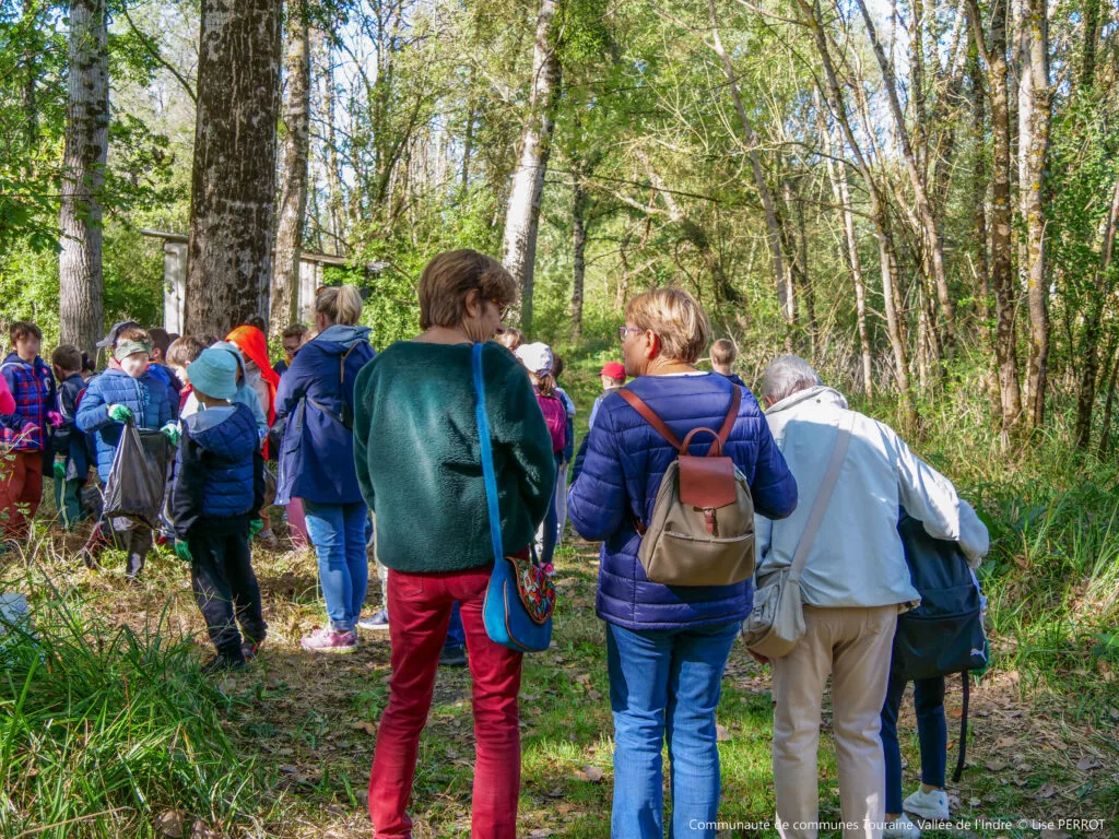 Photo prise lors de la marche intergénérationnelle où l'on voit des enfants et des seniors collecter des déchets.