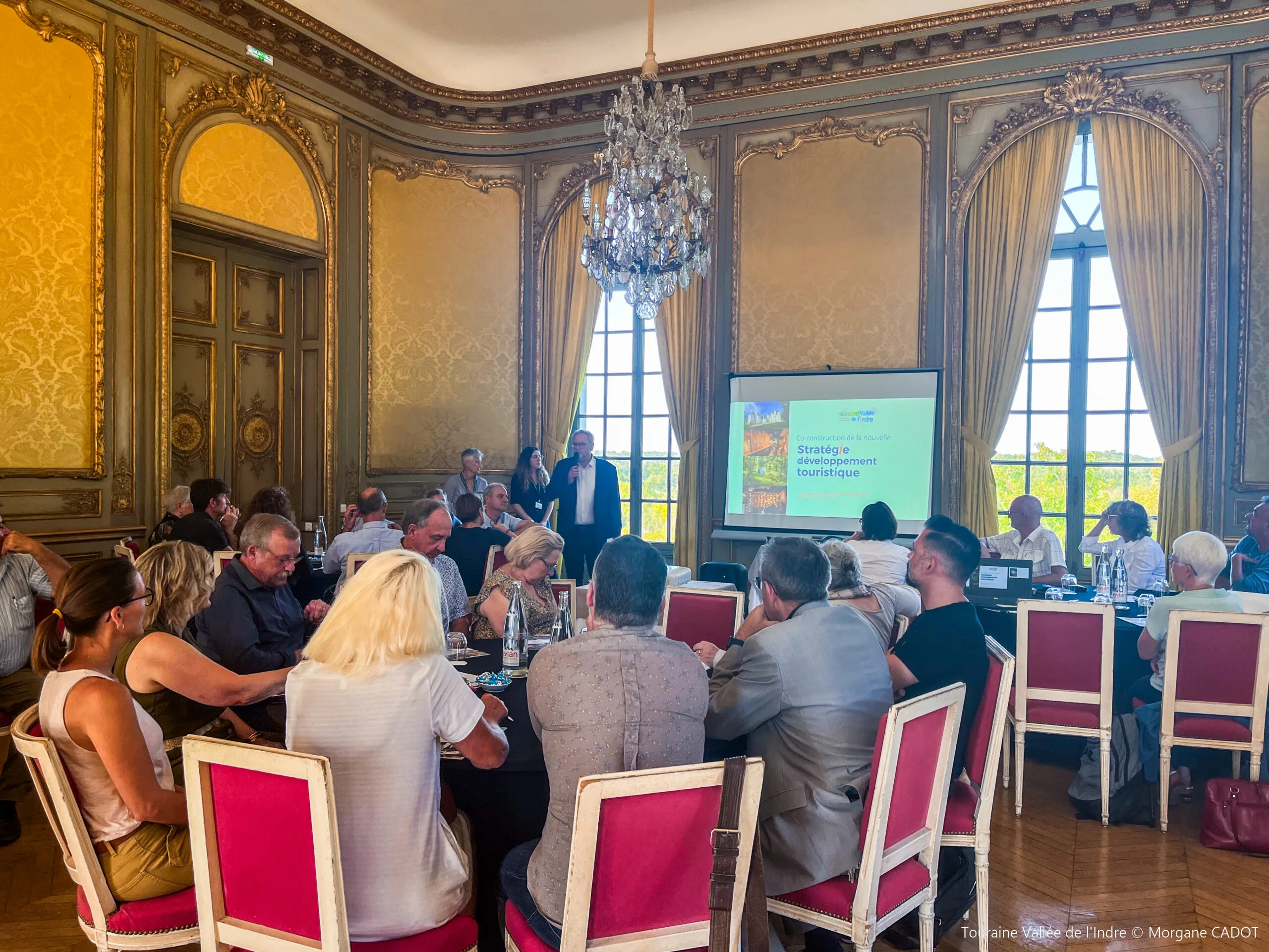 Photo des acteurs du tourisme réunis pendant la rencontre organisée au château d'Artigny, en présence d'Eric Loizon.