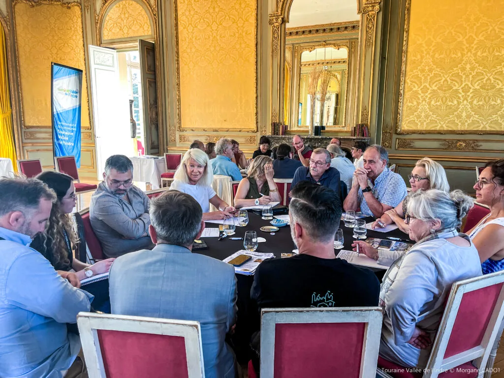 Photo des acteurs du tourisme réunis pendant la rencontre organisée au château d'Artigny.