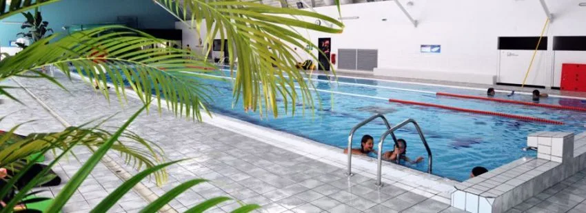 Vue intérieure de la piscine de Monts