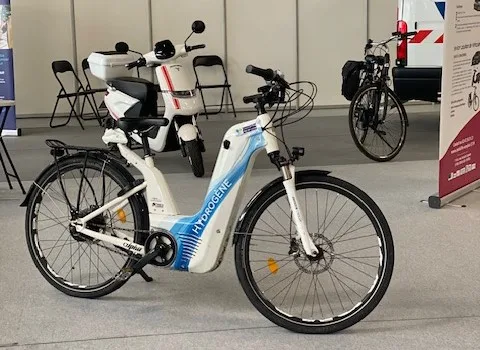 Photo du vélo hydrogène de Touraine Vallée de l'Indre exposé au salon de l'Auto 2023 de Tours.