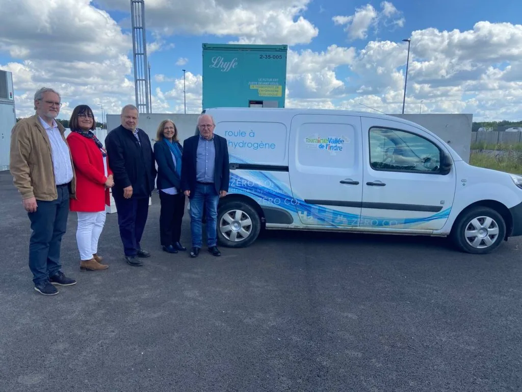 E. Loizon, A. Esnault et conseillers régionaux en visite à la station hydrogène de sorigny