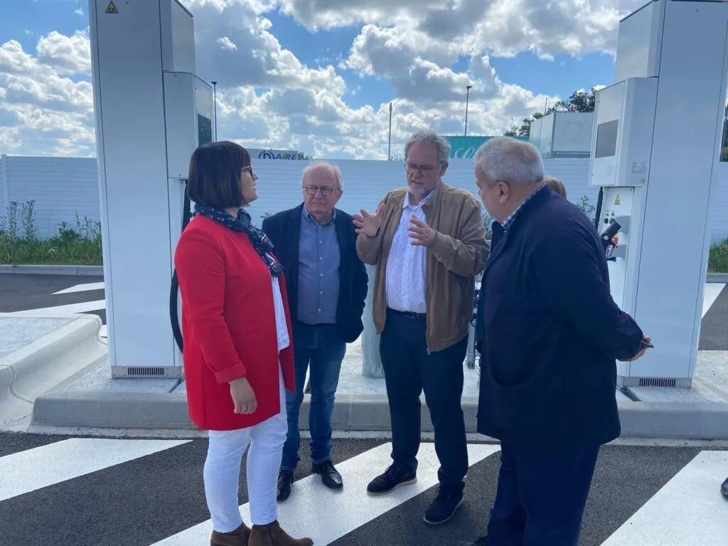 E. Loizon, A. Esnault et conseillers régionaux en visite à la station hydrogène de sorigny
