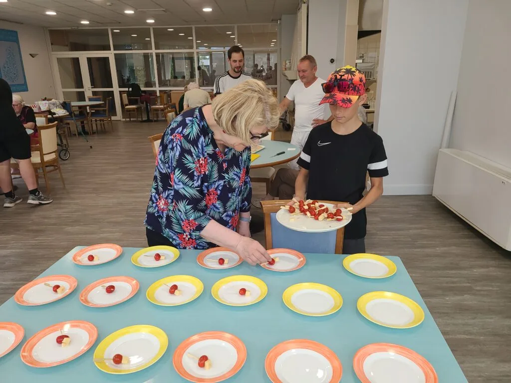 préparation d'un repas avec les ados et les résidents de la marpa