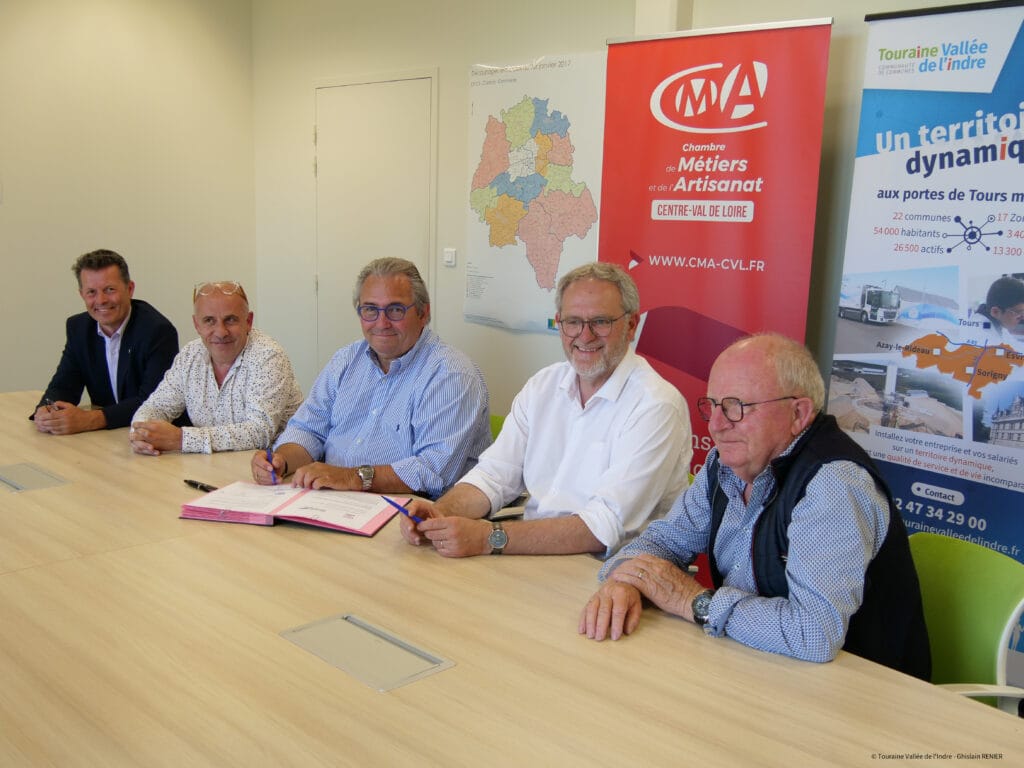 signature de convention entre touraine allée de l'indre et la chambre des métiers et de l'artisanat pour le dispositif écoo-défis"