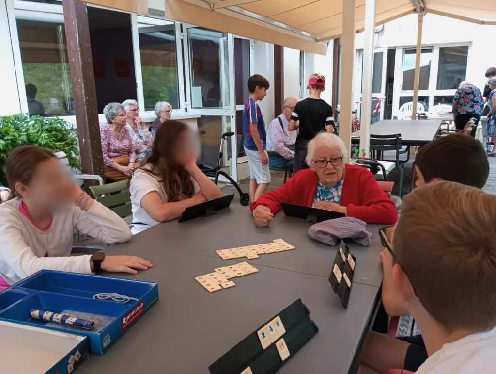 jeux de société avec les ados et les résidents