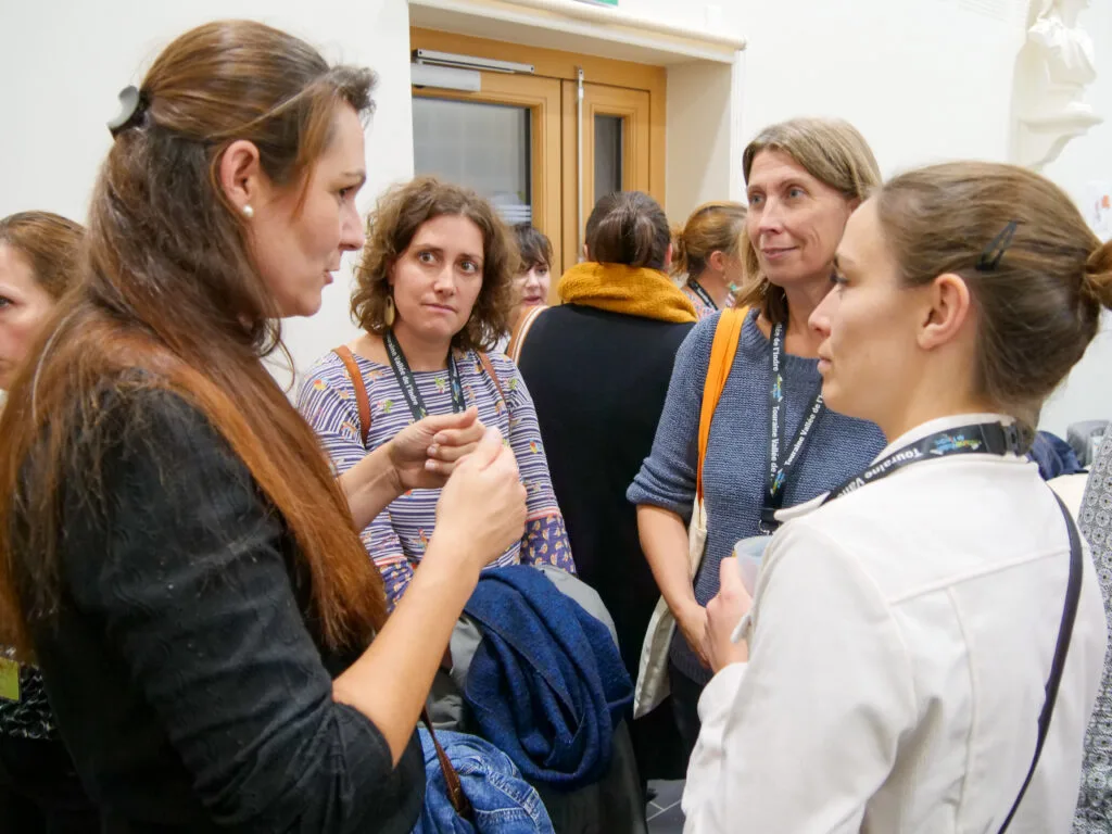 Des professionnels œuvrant sur le territoire de la communauté de communes dans le champ de l'enfance et de la parentalité échangent en speed dating