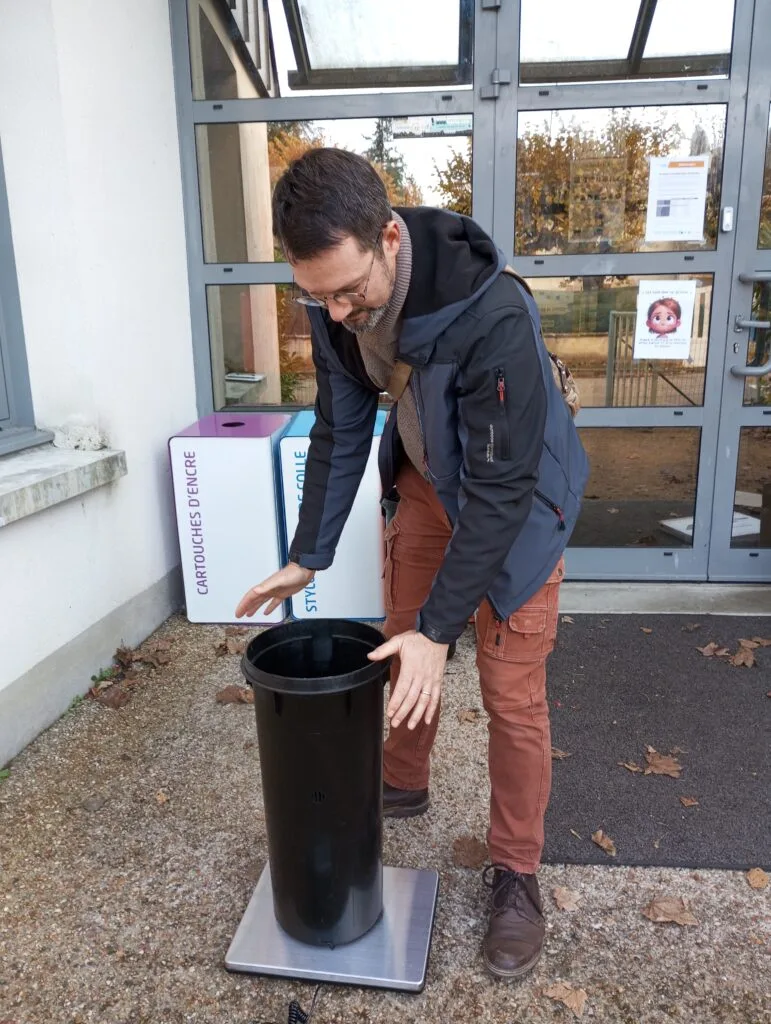 Julien BRINON, animateur environnement, pèse le contenu d'une Tribox pour découvrir la structure gagnante du concours