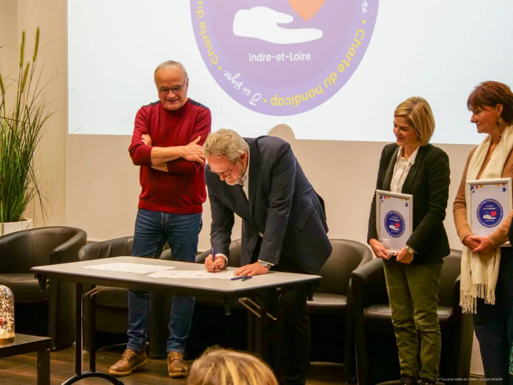 Eric LOIZON, Président de Touraine Vallée de l'Indre signe la charte