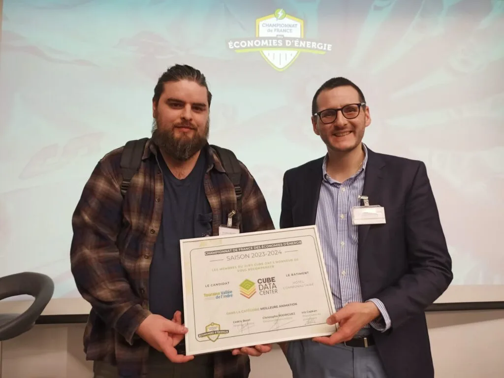 Benjamin RICHARD et Baptiste MENNESSON sont allés au siège de Schneider electric à Ruel Malmaison pour recevoir le « prix de la meilleure animation » obtenu dans le cadre du concours CUBE data center et salles serveurs.