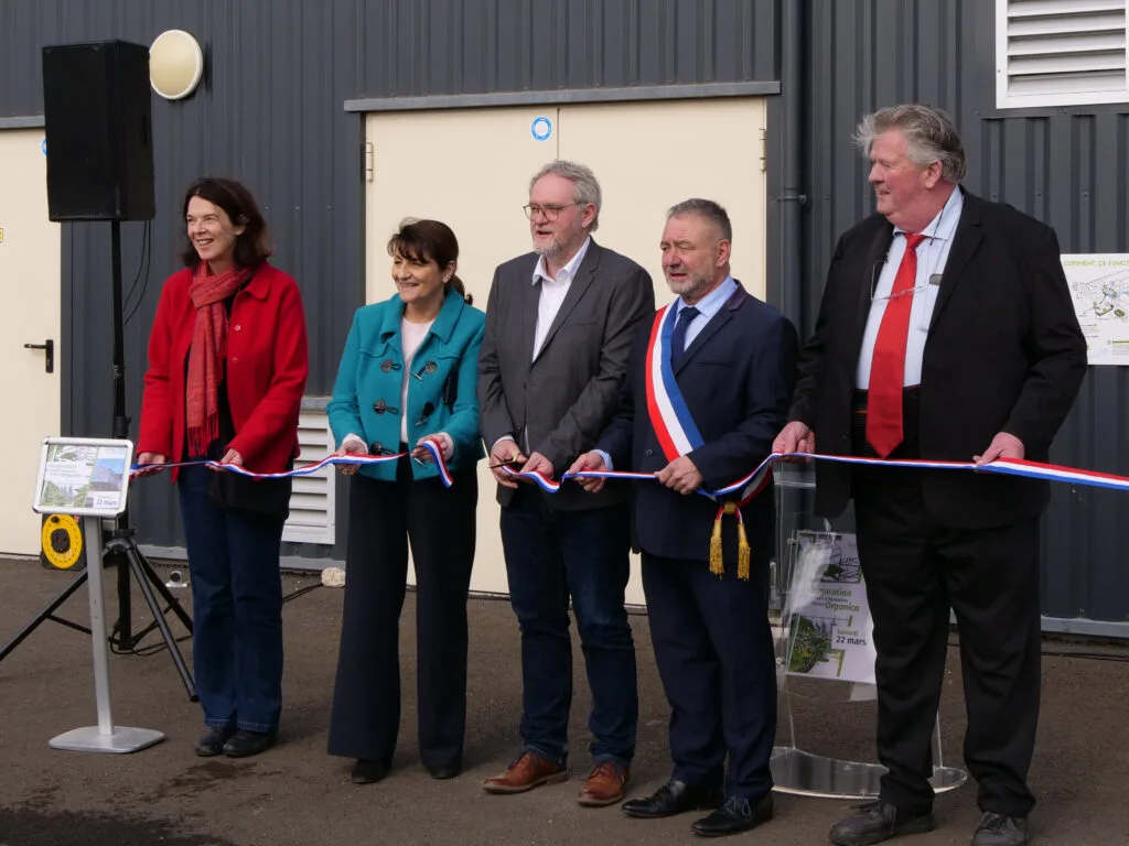 De gauche à droite, Catherine GAY élue à la Region Centre-Val de Loire, Sylvie GINER élue au Département, Eric LOIZON Président de Touraine Vallée de l'Indre, Jean-Christophe GASSOT Maire d'Esvres-sur-Indre et Stéphane de COLBERT, Vice-président à l'eau et l'assainissement ont coupé le ruban tricolore.