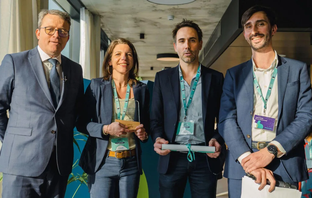 Morgane Cadot, Directrice du Pôle Développement et Attractivité, et Anséric Léon, Directeur Général Adjoint de la CC Touraine Vallée de l’Indre, aux côtés de François Durovray, Président du Département de l’Essonne, ancien Ministre des transports et parrain de l’édition 2025 du trophée Covoit Territoires, et d’Adrien Tahon, Directeur de BlaBlaCar Daily, lors de la remise des prix au siège de BlaBlaCar à Paris, le 25 mars 2025.