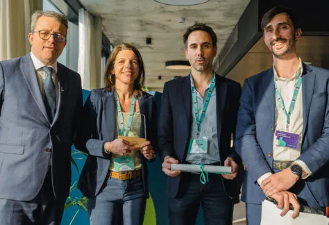 Morgane Cadot, Directrice du Pôle Développement et Attractivité, et Anséric Léon, Directeur Général Adjoint de la CC Touraine Vallée de l’Indre, aux côtés de François Durovray, Président du Département de l’Essonne, ancien Ministre des transports et parrain de l’édition 2025 du trophée Covoit Territoires, et d’Adrien Tahon, Directeur de BlaBlaCar Daily, lors de la remise des prix au siège de BlaBlaCar à Paris, le 25 mars 2025.