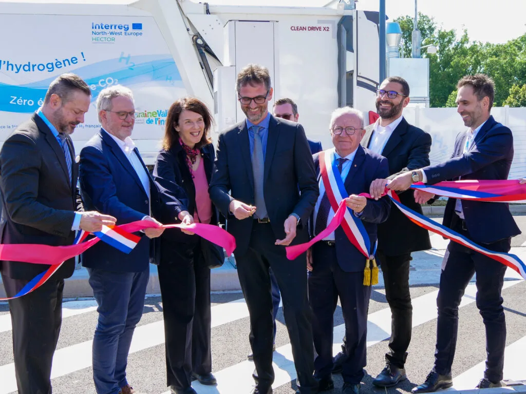 Eric Loizon, Président de la CCTVI Alain Esnault, Maire de Sorigny et Vice-Président de la CCTVI Rami C., Coordinateur du projet COSMHYC DEMO (EIFER - European Institute for Energy Research ) Pietro Caloprisco, Agent(e) de projet, Clean Hydrogen Partnership Jan-Erik Starlander, France Hydrogène Catherine Gay, Représentante de l'Région Centre-Val de Loire Xavier Luquet, Secrétaire Général de l'Préfecture de la région Centre-Val de Loire et du Loiret coupent les rubans officiels