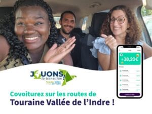 3 personnes contentes dans une voiture de pratiquer le covoiturage en Touraine Vallée de l'Indre