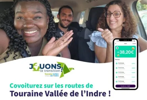 3 personnes contentes dans une voiture de pratiquer le covoiturage en Touraine Vallée de l'Indre