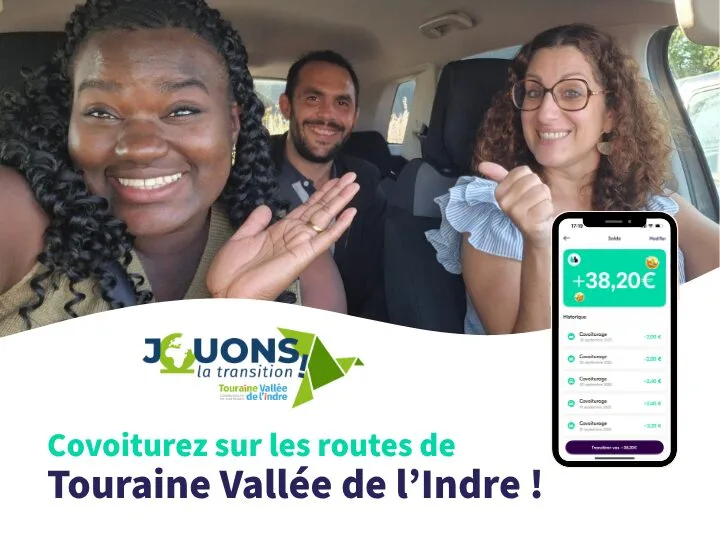 3 personnes contentes dans une voiture de pratiquer le covoiturage en Touraine Vallée de l'Indre