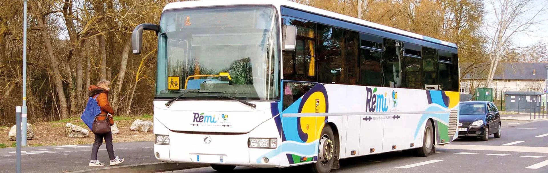 Une personne monte dans un car REMI 37 à Monts