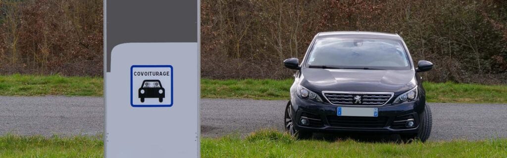 Voiture stationnée sur une aire de covoiturage à Monts