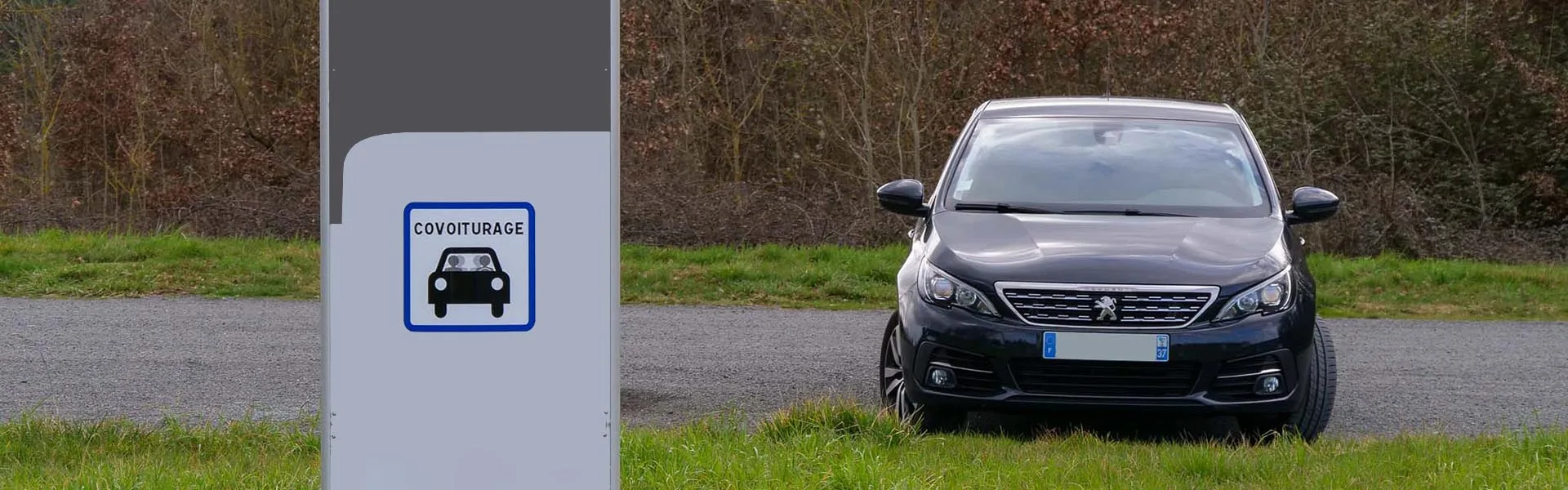 Voiture stationnée sur une aire de covoiturage à Monts