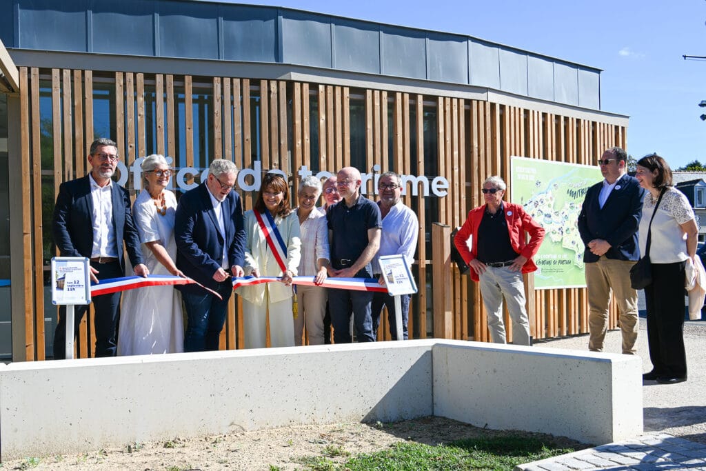 Les &eacute;lus coupent le ruban lors de l'inauguration Office de Tourisme Montbazon 12 09 2026