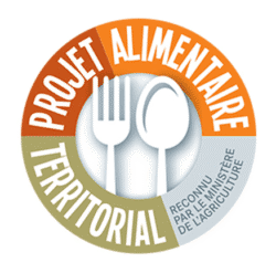Image représentant le logo du PAT, il comporte une fourchette et une cuillère, on peut y lire "Projet Alimentaire Territorial, reconnu par le Ministère de l'Agriculture"